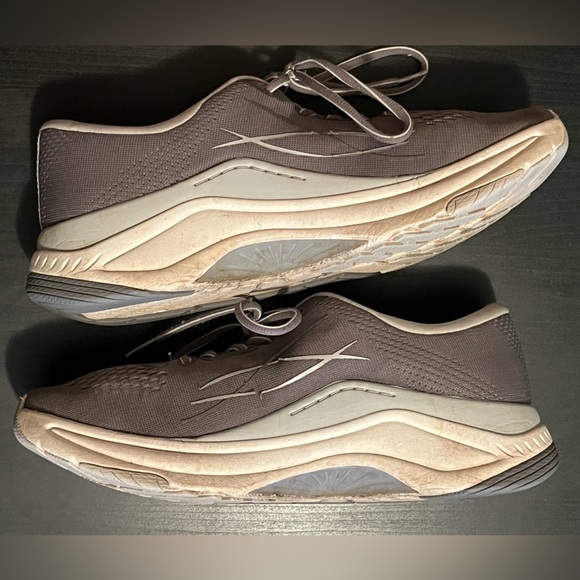 Dansko Women's Pace Walking Shoe - Picture 8 of 10